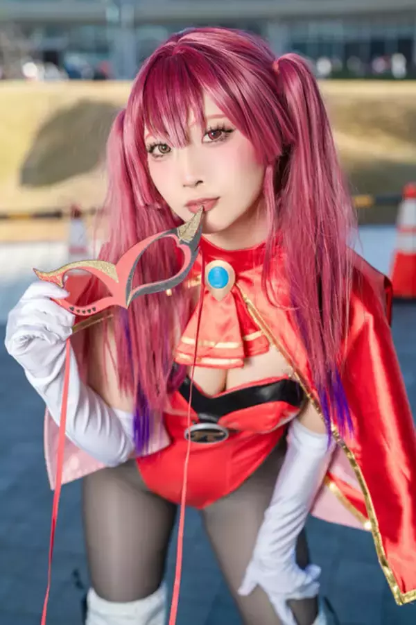 「【コスプレ】マリン船長がパイパイ仮面衣装で振り向きポーズを披露！美女レイヤーの美ヒップ＆美脚が可愛くセクシー【写真9枚】」の画像