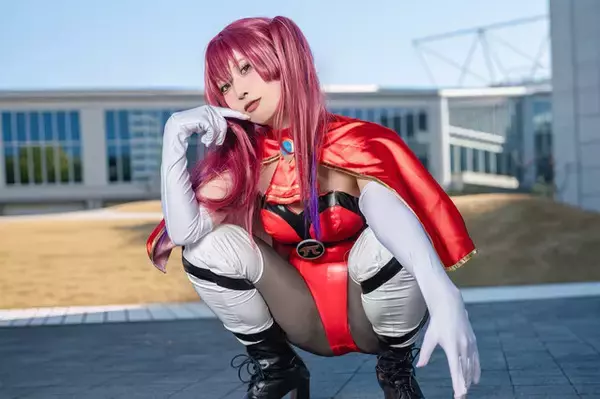 「【コスプレ】マリン船長がパイパイ仮面衣装で振り向きポーズを披露！美女レイヤーの美ヒップ＆美脚が可愛くセクシー【写真9枚】」の画像