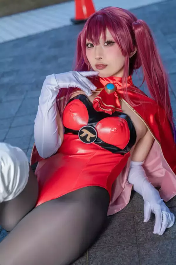 「【コスプレ】マリン船長がパイパイ仮面衣装で振り向きポーズを披露！美女レイヤーの美ヒップ＆美脚が可愛くセクシー【写真9枚】」の画像