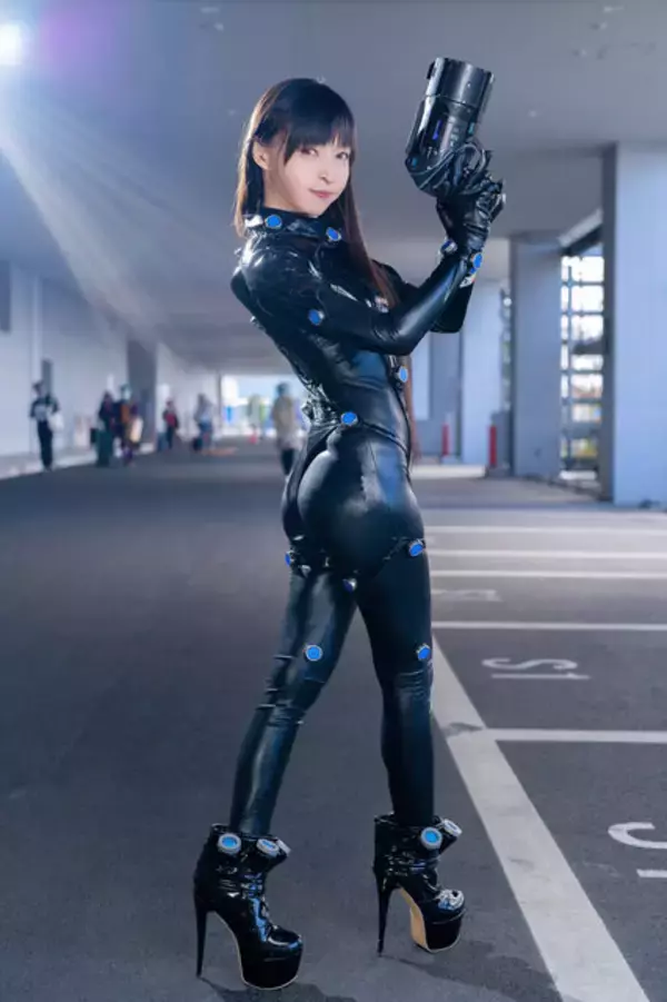 「【コスプレ】「GANTZ」レイカのスーツ越しのボディラインが美しすぎる！神がかったスタイルと挑戦的なポージング力が異次元の人気レイヤーに視線釘付け【写真8枚】」の画像