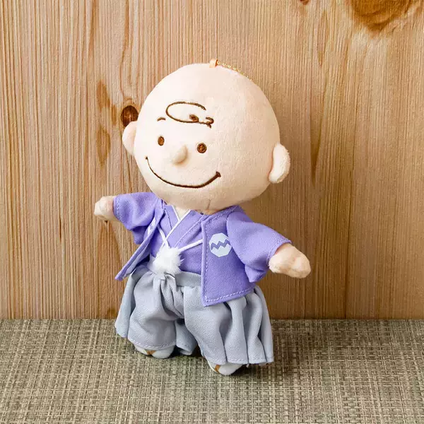 「「スヌーピー」たちが和装をお洒落に着こなしたデザイン！好評集めた「袴ぬいぐるみ・マスコット」がリニューアルして4月3日より発売」の画像