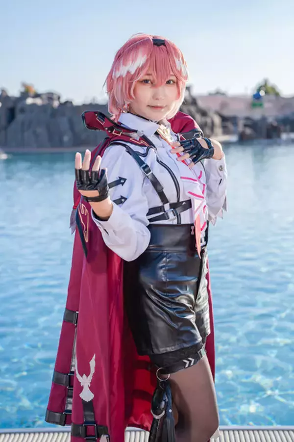 「【コスプレ】「まったかね～？」「ホロライブ」鷹嶺ルイの女幹部ぶりがかっこよく美しい！人気レイヤー・夜霧よみ【写真10枚】」の画像