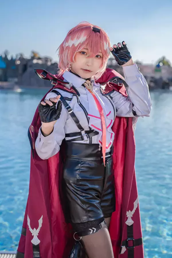 「【コスプレ】「まったかね～？」「ホロライブ」鷹嶺ルイの女幹部ぶりがかっこよく美しい！人気レイヤー・夜霧よみ【写真10枚】」の画像