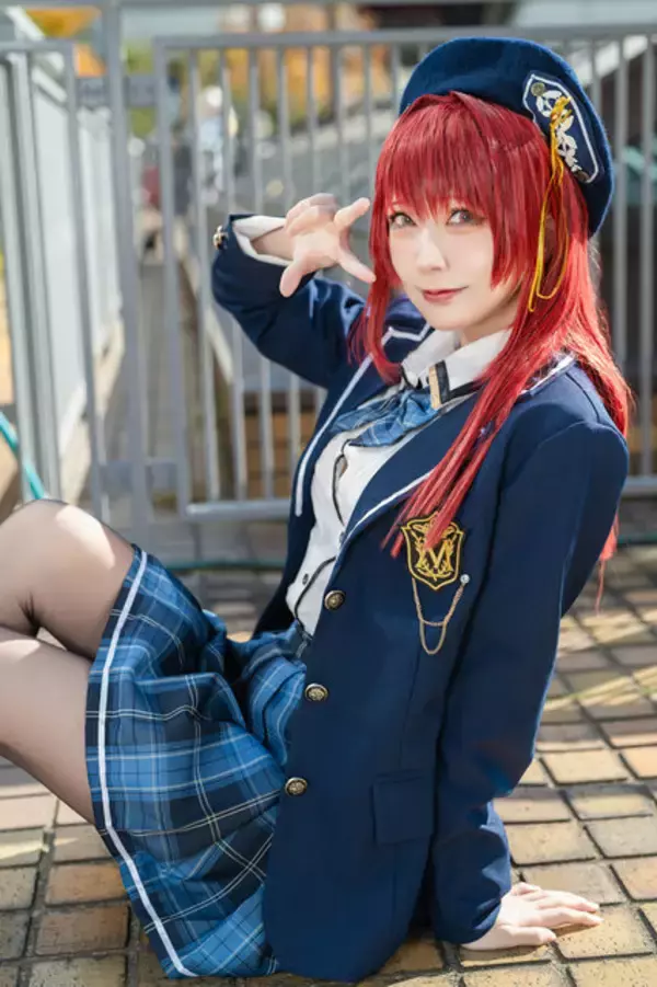「【コスプレ】制服デートの相手はマリン船長一択でしょ！？タイツの透け感がなんとも魅惑的な美女レイヤーに釘付け【写真11枚】」の画像