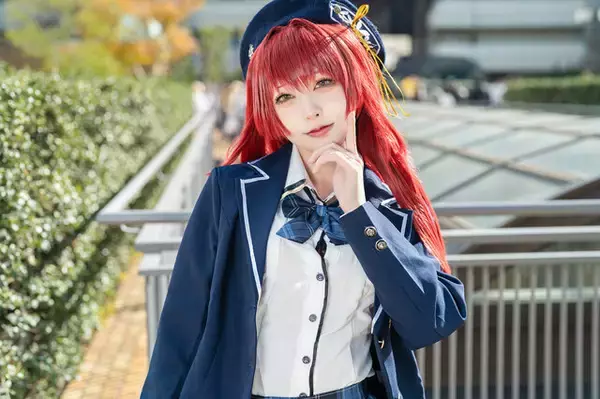 「【コスプレ】制服デートの相手はマリン船長一択でしょ！？タイツの透け感がなんとも魅惑的な美女レイヤーに釘付け【写真11枚】」の画像