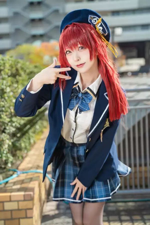 「【コスプレ】制服デートの相手はマリン船長一択でしょ！？タイツの透け感がなんとも魅惑的な美女レイヤーに釘付け【写真11枚】」の画像