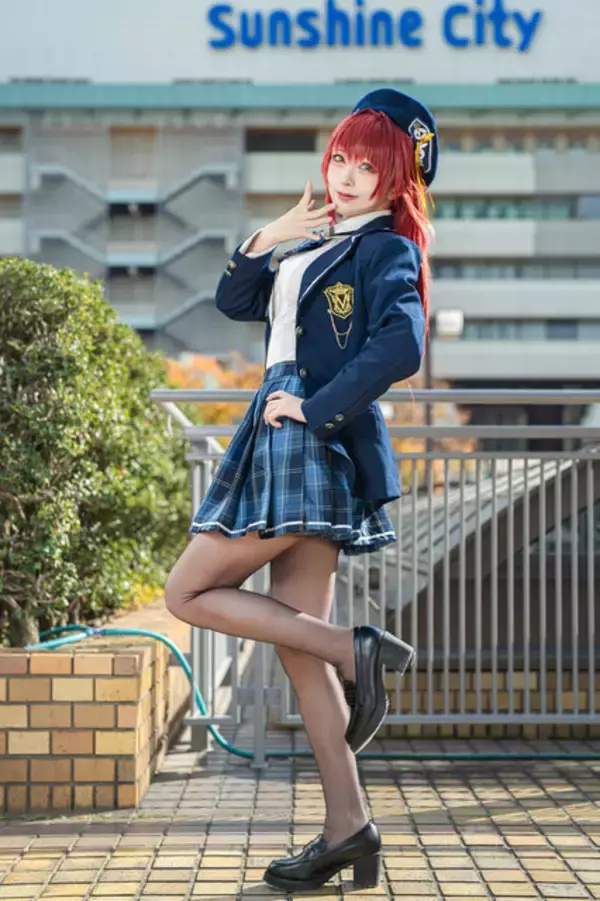 「【コスプレ】制服デートの相手はマリン船長一択でしょ！？タイツの透け感がなんとも魅惑的な美女レイヤーに釘付け【写真11枚】」の画像