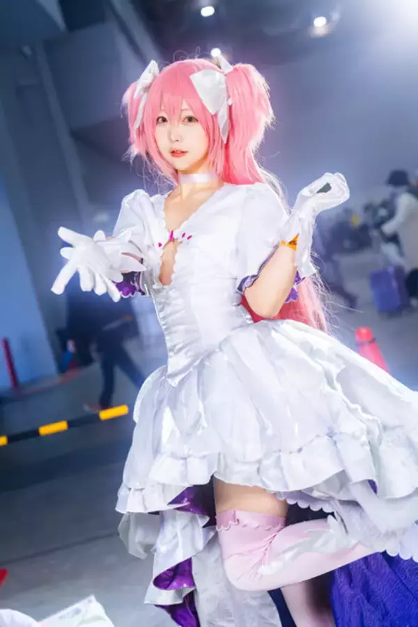 「【コスプレ】冬コミケを彩る美女レイヤー13選！ゲーム・アニメ・VTuberなどバラエティ豊か【写真59枚】」の画像