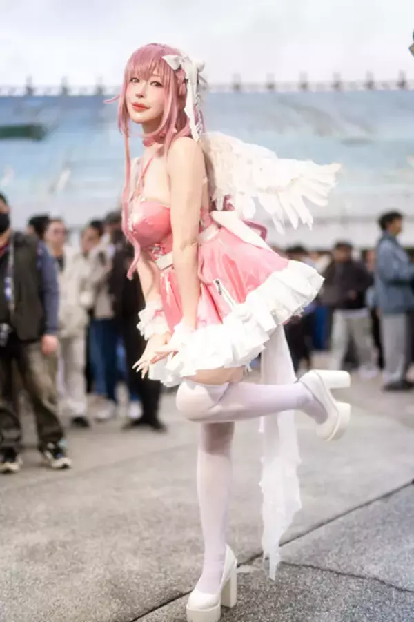 「【コスプレ】まるで実写版のようなクオリティ！台湾に集結した『NIKKE』美女レイヤーが完璧な曲線美と超絶スタイルで魅せる【写真29枚」の画像