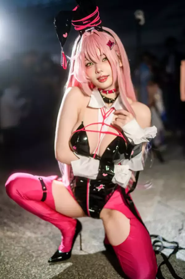 「【コスプレ】まるで実写版のようなクオリティ！台湾に集結した『NIKKE』美女レイヤーが完璧な曲線美と超絶スタイルで魅せる【写真29枚」の画像