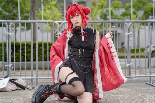 【コスプレ】スラリと伸びる脚見せデザインを、どこまでもカッコよく！チャイナテイストの衣装を着こなす美女レイヤーに注目【写真9枚】