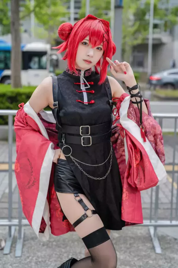 「【コスプレ】スラリと伸びる脚見せデザインを、どこまでもカッコよく！チャイナテイストの衣装を着こなす美女レイヤーに注目【写真9枚】」の画像
