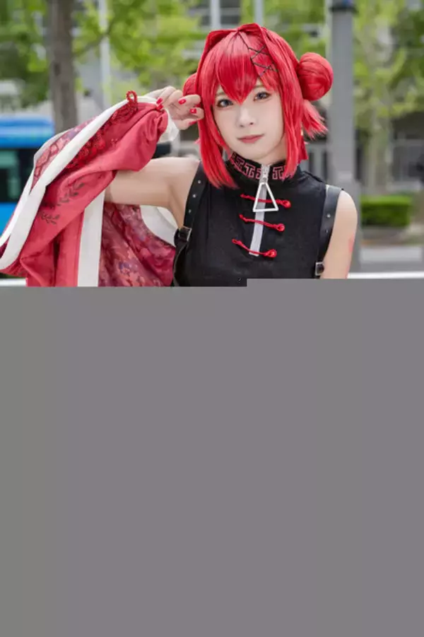 「【コスプレ】スラリと伸びる脚見せデザインを、どこまでもカッコよく！チャイナテイストの衣装を着こなす美女レイヤーに注目【写真9枚】」の画像