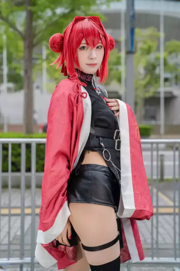 「【コスプレ】スラリと伸びる脚見せデザインを、どこまでもカッコよく！チャイナテイストの衣装を着こなす美女レイヤーに注目【写真9枚】」の画像