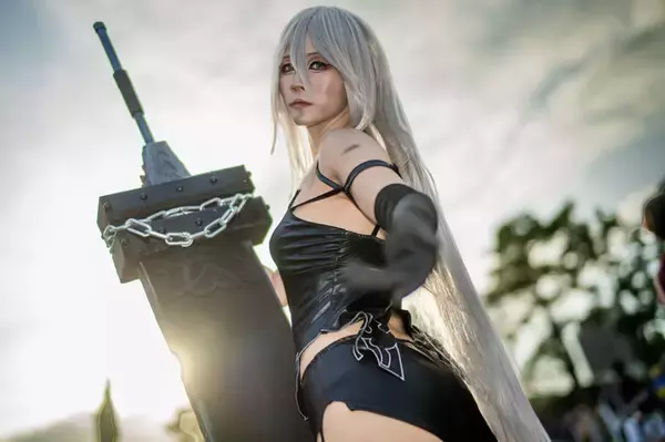 「【コスプレ】夕日に映える美脚とかっこいいシルエットが本物！『ニーア オートマタ』A2の凛とした美貌に見惚れてしまう【写真7枚】」の画像