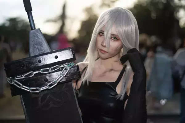 「【コスプレ】夕日に映える美脚とかっこいいシルエットが本物！『ニーア オートマタ』A2の凛とした美貌に見惚れてしまう【写真7枚】」の画像