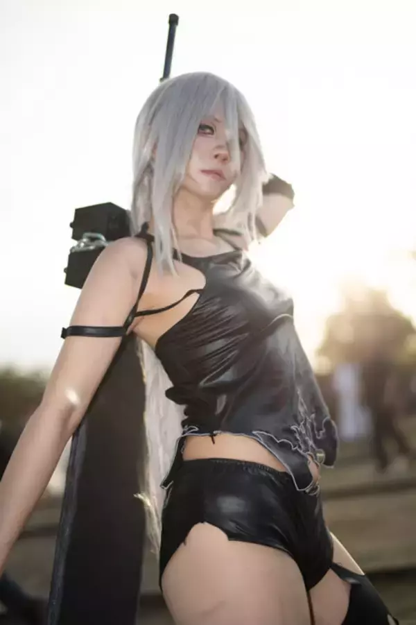 「【コスプレ】夕日に映える美脚とかっこいいシルエットが本物！『ニーア オートマタ』A2の凛とした美貌に見惚れてしまう【写真7枚】」の画像