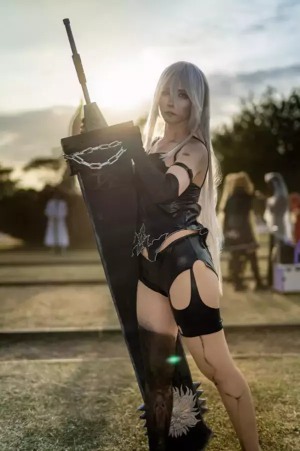 「【コスプレ】夕日に映える美脚とかっこいいシルエットが本物！『ニーア オートマタ』A2の凛とした美貌に見惚れてしまう【写真7枚】」の画像