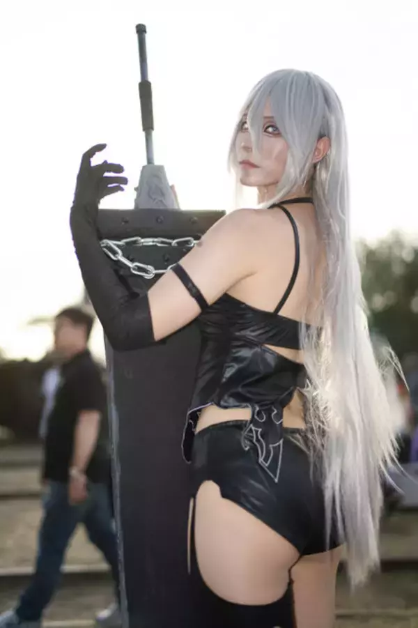 「【コスプレ】夕日に映える美脚とかっこいいシルエットが本物！『ニーア オートマタ』A2の凛とした美貌に見惚れてしまう【写真7枚】」の画像