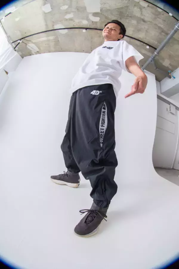 「プロゲーマー・ぷげら氏愛用の“ぷげパン”がバージョンアップ！『スト6』コラボの高機能イージーパンツが9月12日発売」の画像