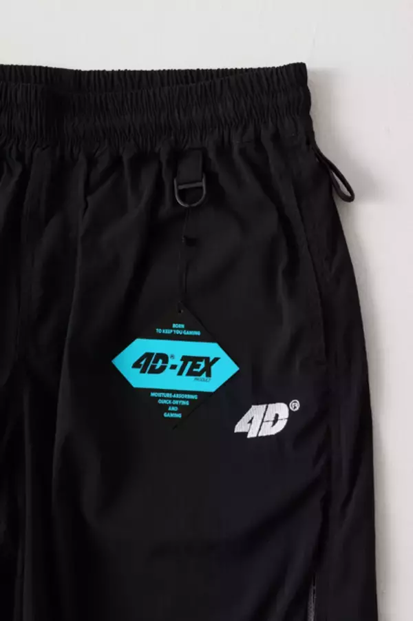 「プロゲーマー・ぷげら氏愛用の“ぷげパン”がバージョンアップ！『スト6』コラボの高機能イージーパンツが9月12日発売」の画像