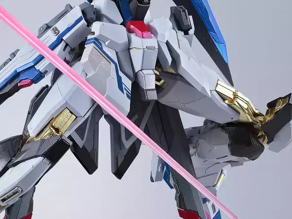 「「METAL BUILD ストライクフリーダムガンダム」が3月3日予約開始！高評価の“聖騎士”アレンジに、梱包変更や補助支柱を追加」の画像
