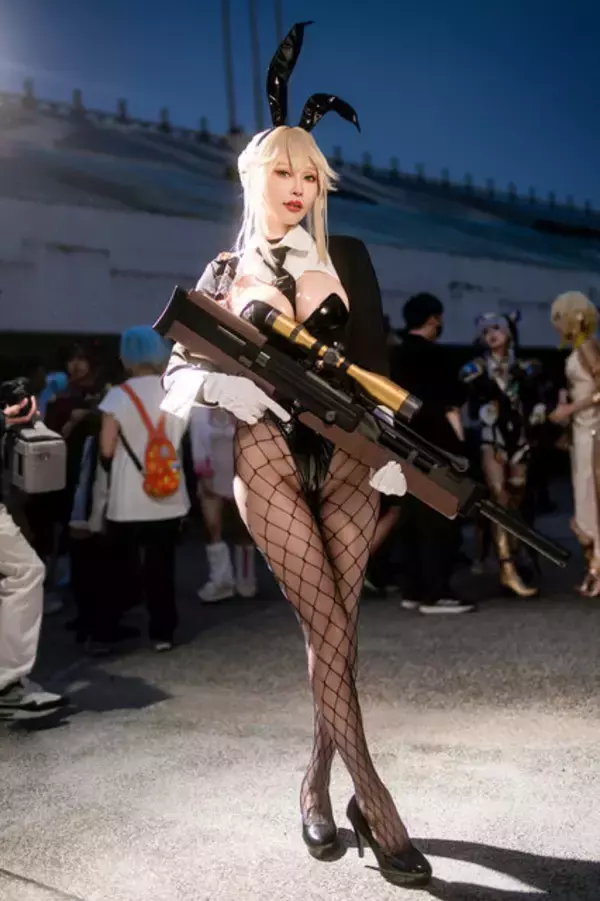 「【コスプレ】抜群のスタイルで魅せる『NIKKE』バニーガールがかっこいい！編みタイツ&ハイヒールで映える美脚に目を奪われる【写真8枚】」の画像