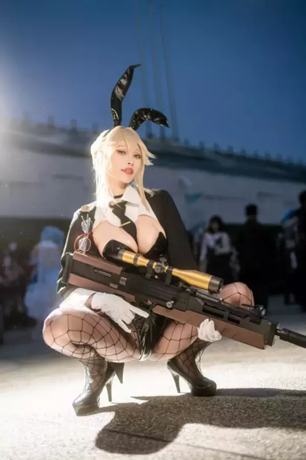 「【コスプレ】抜群のスタイルで魅せる『NIKKE』バニーガールがかっこいい！編みタイツ&ハイヒールで映える美脚に目を奪われる【写真8枚】」の画像