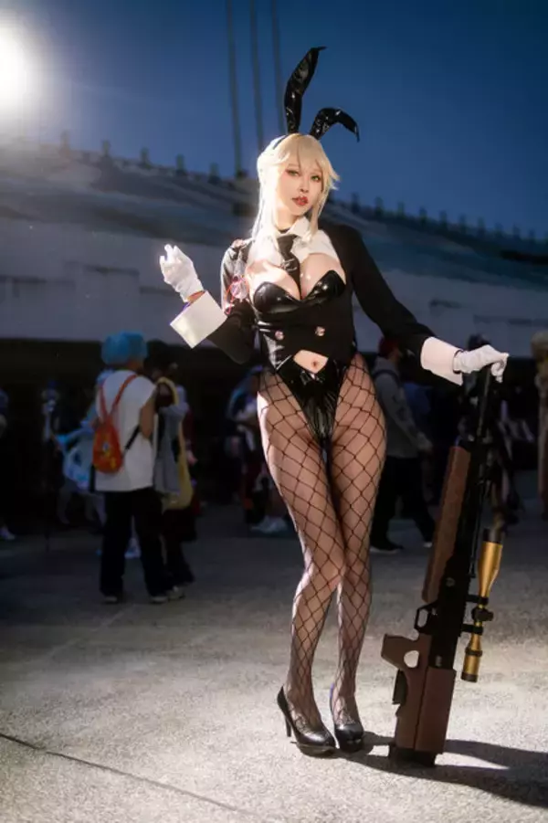 「【コスプレ】抜群のスタイルで魅せる『NIKKE』バニーガールがかっこいい！編みタイツ&ハイヒールで映える美脚に目を奪われる【写真8枚】」の画像