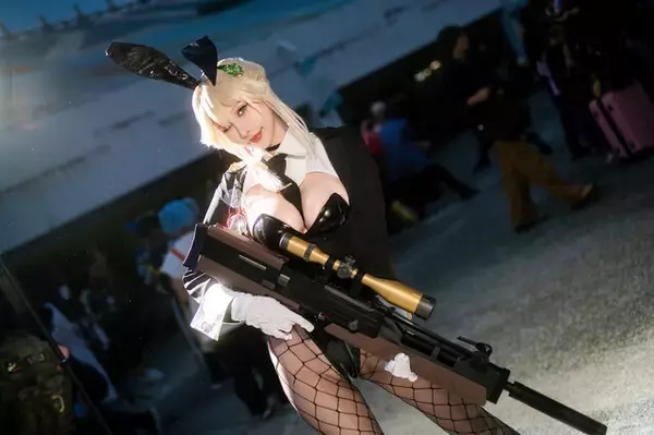 「【コスプレ】抜群のスタイルで魅せる『NIKKE』バニーガールがかっこいい！編みタイツ&ハイヒールで映える美脚に目を奪われる【写真8枚】」の画像