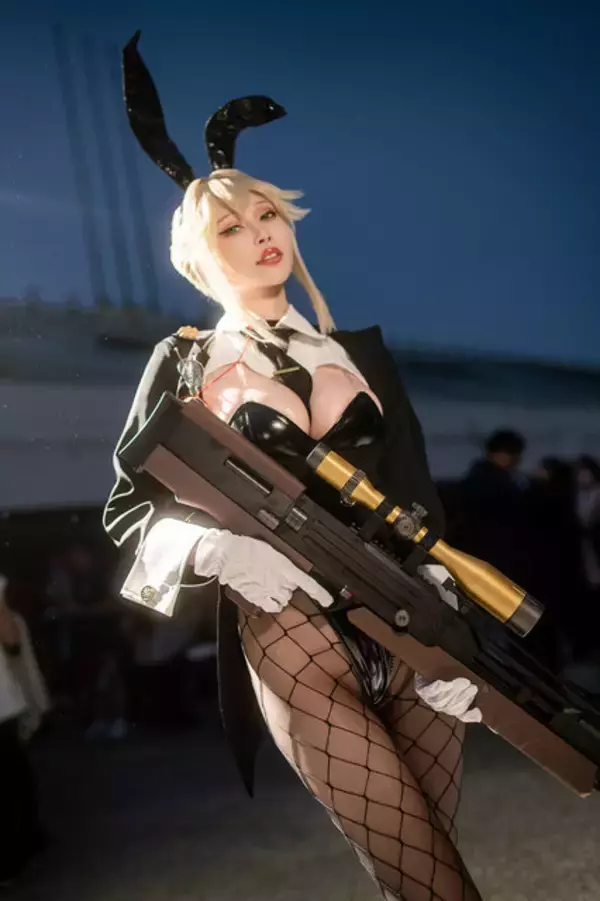 「【コスプレ】抜群のスタイルで魅せる『NIKKE』バニーガールがかっこいい！編みタイツ&ハイヒールで映える美脚に目を奪われる【写真8枚】」の画像