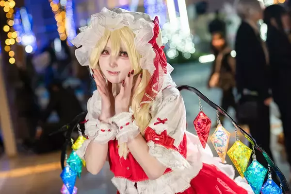 「【コスプレ】愛らしさと狂気が混じり合った表情に見惚れる！『東方Project』フランの妖艶な魅力がすごい【写真9枚】」の画像