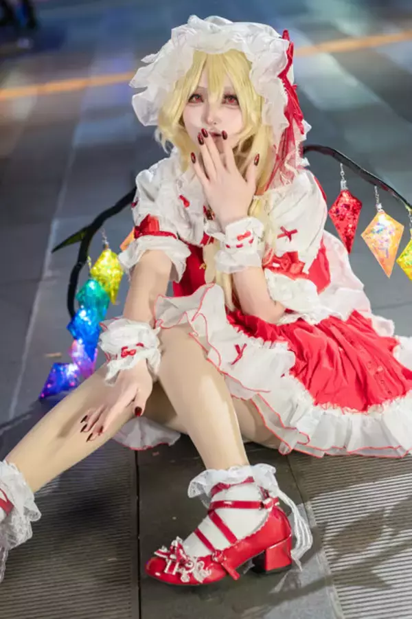 「【コスプレ】愛らしさと狂気が混じり合った表情に見惚れる！『東方Project』フランの妖艶な魅力がすごい【写真9枚】」の画像