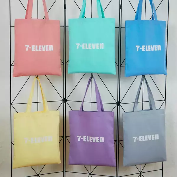 「「セブン‐イレブン」人気商品がグッズ化！巨大なからあげ棒ぬいぐるみや、“金”シリーズのブランケットなど楽しいラインナップ」の画像