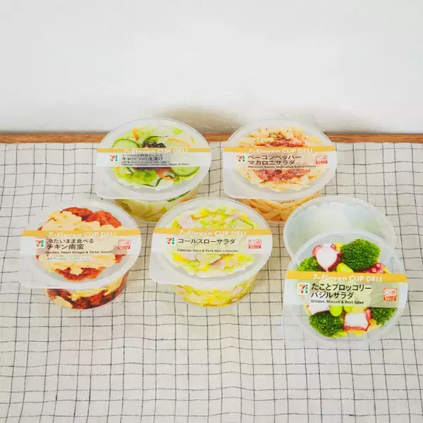 「「セブン‐イレブン」人気商品がグッズ化！巨大なからあげ棒ぬいぐるみや、“金”シリーズのブランケットなど楽しいラインナップ」の画像