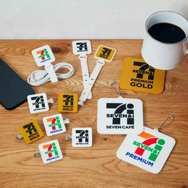 「「セブン‐イレブン」人気商品がグッズ化！巨大なからあげ棒ぬいぐるみや、“金”シリーズのブランケットなど楽しいラインナップ」の画像