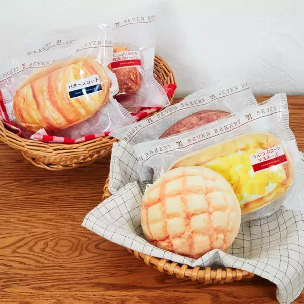 「「セブン‐イレブン」人気商品がグッズ化！巨大なからあげ棒ぬいぐるみや、“金”シリーズのブランケットなど楽しいラインナップ」の画像