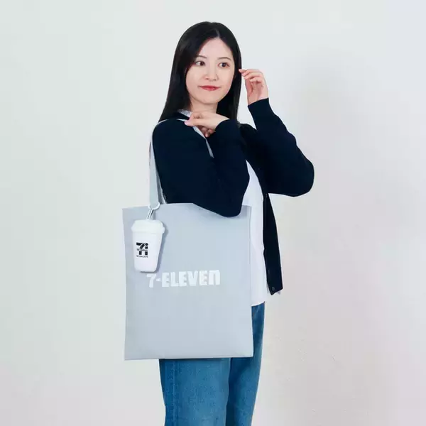 「「セブン‐イレブン」人気商品がグッズ化！巨大なからあげ棒ぬいぐるみや、“金”シリーズのブランケットなど楽しいラインナップ」の画像