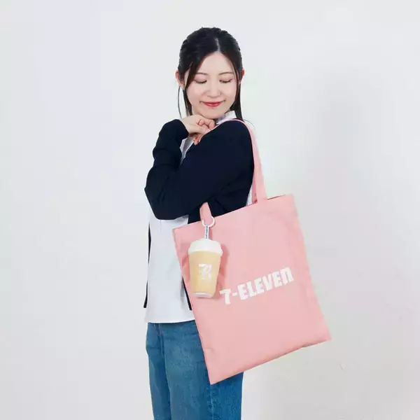 「「セブン‐イレブン」人気商品がグッズ化！巨大なからあげ棒ぬいぐるみや、“金”シリーズのブランケットなど楽しいラインナップ」の画像