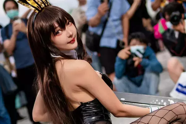 【コスプレ】『NIKKE』ノワールの美ボディが炸裂！バニーガール姿で挑発的なポージングから目が離せない【写真7枚】