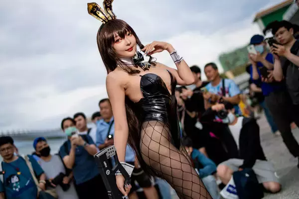 「【コスプレ】『NIKKE』ノワールの美ボディが炸裂！バニーガール姿で挑発的なポージングから目が離せない【写真7枚】」の画像