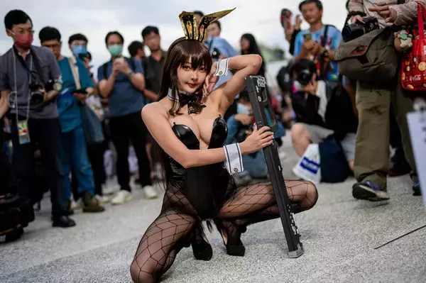 「【コスプレ】『NIKKE』ノワールの美ボディが炸裂！バニーガール姿で挑発的なポージングから目が離せない【写真7枚】」の画像