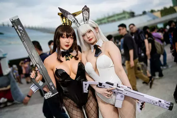 「【コスプレ】『NIKKE』ノワールの美ボディが炸裂！バニーガール姿で挑発的なポージングから目が離せない【写真7枚】」の画像