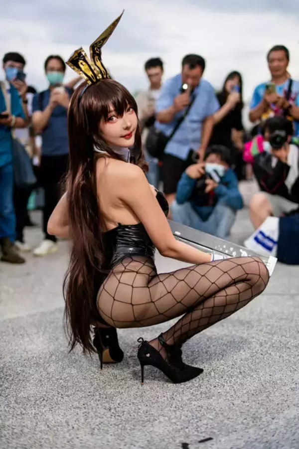 「【コスプレ】『NIKKE』ノワールの美ボディが炸裂！バニーガール姿で挑発的なポージングから目が離せない【写真7枚】」の画像