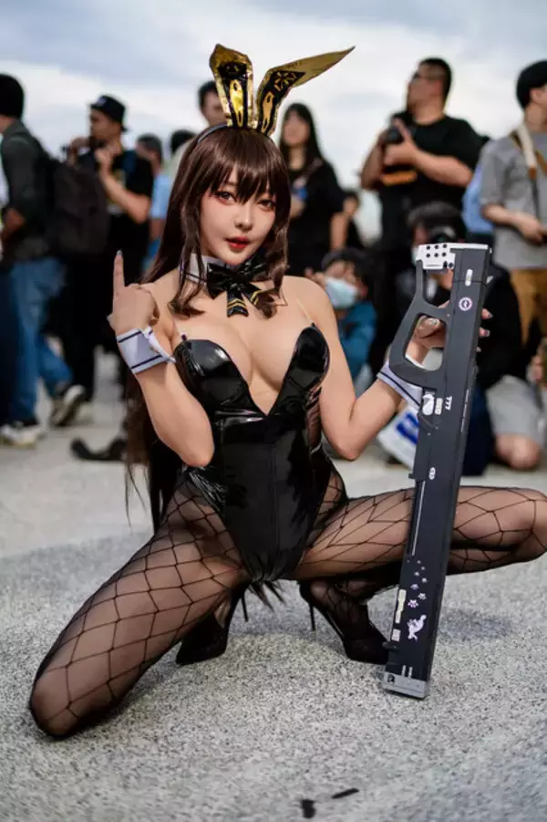 「【コスプレ】『NIKKE』ノワールの美ボディが炸裂！バニーガール姿で挑発的なポージングから目が離せない【写真7枚】」の画像