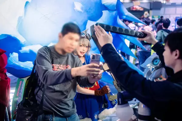 「【コスプレ】台湾屈指の人気レイヤーの透明感に心奪われそう！ミニ丈ワンピの『ホワサバ』ジャスミンが可愛すぎた【台北ゲームショウ2026】」の画像