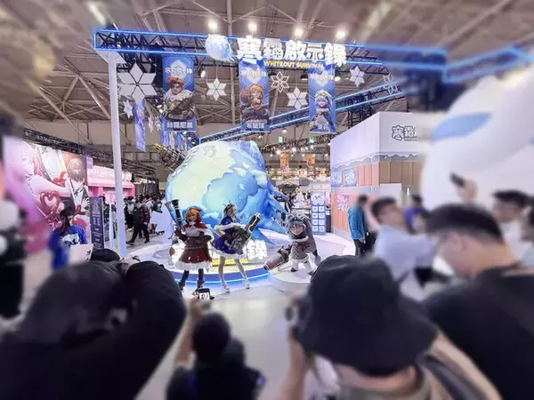 「【コスプレ】台湾屈指の人気レイヤーの透明感に心奪われそう！ミニ丈ワンピの『ホワサバ』ジャスミンが可愛すぎた【台北ゲームショウ2026】」の画像