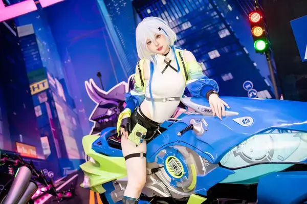 「【コスプレ】日中美女レイヤーと距離が近すぎてドキドキが止まらない！バイク×美女で話題の『チェイシング・カレイドライダー』レポ【写真41枚】」の画像