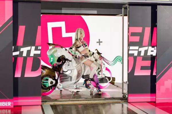 「【コスプレ】日中美女レイヤーと距離が近すぎてドキドキが止まらない！バイク×美女で話題の『チェイシング・カレイドライダー』レポ【写真41枚】」の画像