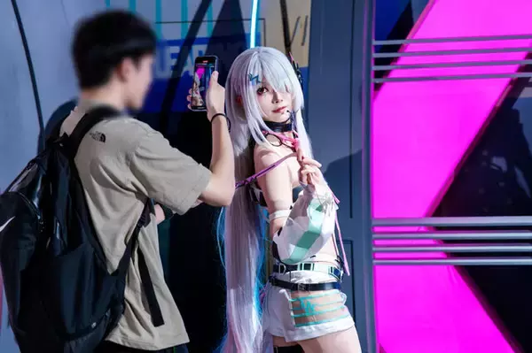 「【コスプレ】日中美女レイヤーと距離が近すぎてドキドキが止まらない！バイク×美女で話題の『チェイシング・カレイドライダー』レポ【写真41枚】」の画像